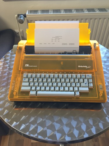 Elektronische schreibmaschine - elektronische,