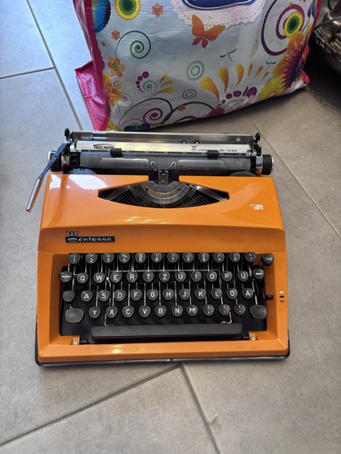 Orangefarbene schreibmaschine - orangefarbene,